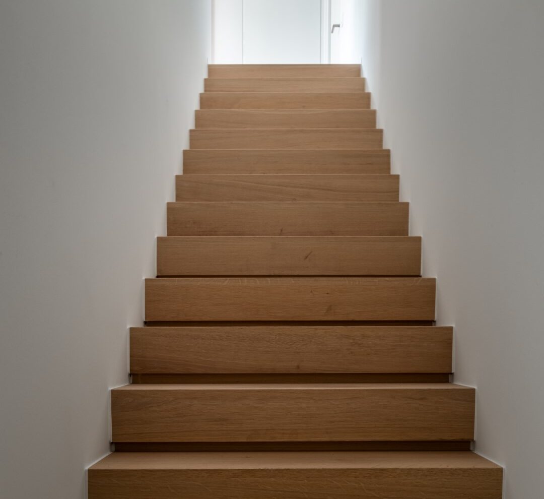 Trap geïnstalleerd door Wyseur Woodworks van Oostnieuwkerke